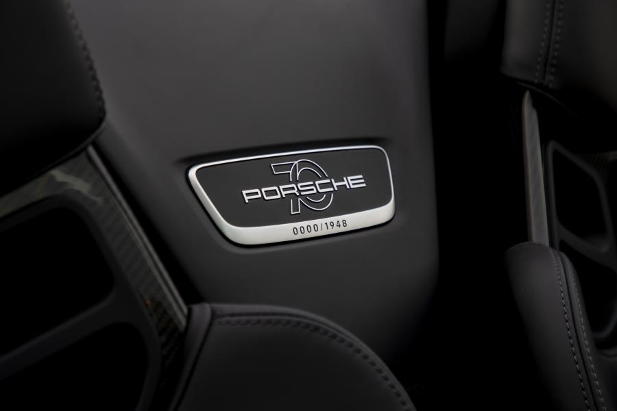 Детали интерьера Porsche 911 Speedster (991) 2019 года  (WW) (фото 15 из 54)